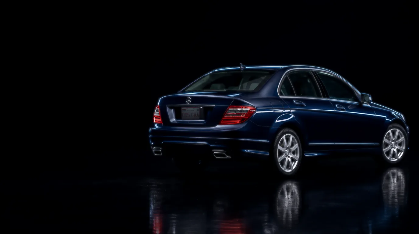 Mercedes-Benz Clase C W204 azul oscuro, vista trasera, con las luces encendidas